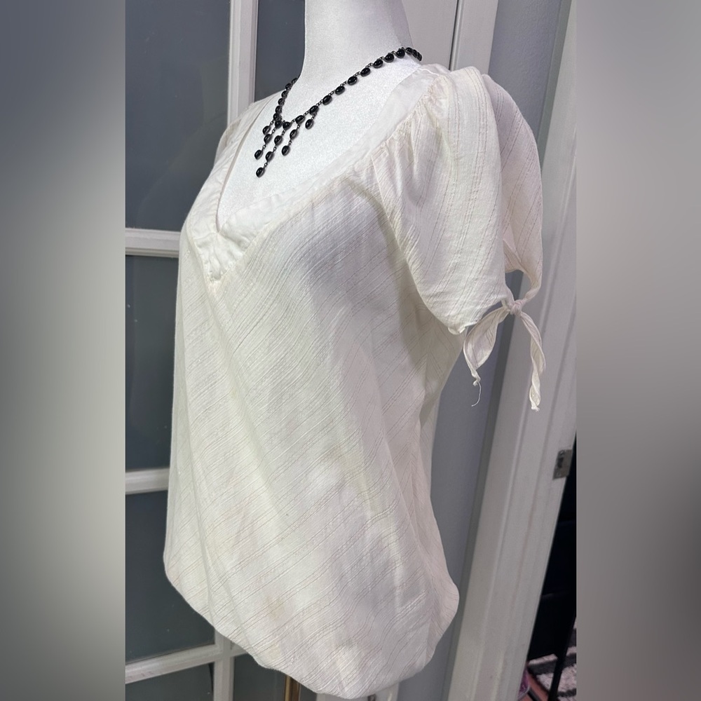 Ella Moss Ivory & Metallic Gold Pinstripe V-Neck Short Sleeve Tie Waist Blouse S - Picture 2 of 9